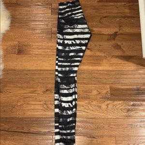 lululemob black and white stripped leggings